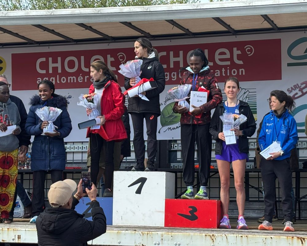 Bérénice LERIOUX bat le Record du CLUB sur le semi  marathon international de NUAILLE et Camille LEON remporte le 10km national de BAYEUX !